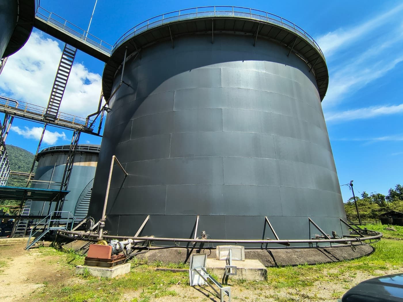 Anaerobic digester fitted with an external sequential gas mixing network